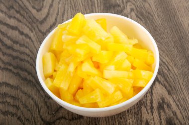 Kabın içinde Konserve ananas