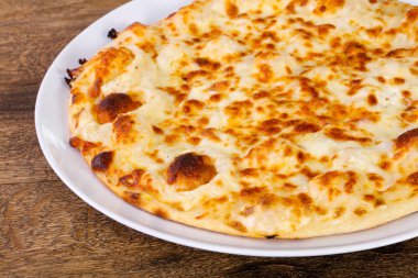 Sıcak lezzetli peynirli pizza