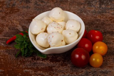 Fesleğen yapraklı ve domatesli Mozzarella peyniri topları.