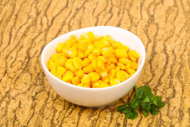 Genç tatlı mısır kasesinde