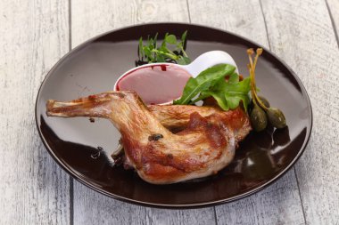 Dut soslu kızarmış tavşan bacağı.