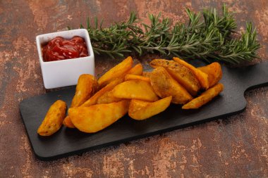 Biberiye ve soslu kızarmış patates dilimleri.