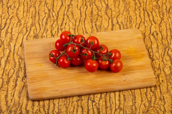 Kypsä Tomaatti Haara Puinen Tausta — kuvapankkivalokuva