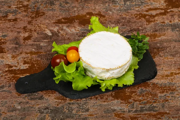 Queijo Camembert Delicoso Com Folhas Salada — Fotografia de Stock