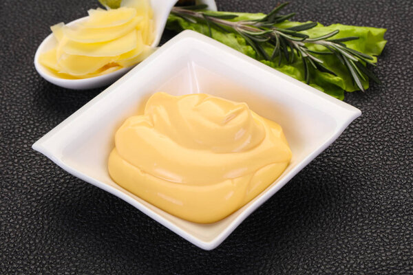 Сырный соус в миске нарезанный пармезан