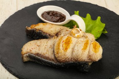 Izgara köpekbalığı biftek biber sos ve salata yaprakları ile