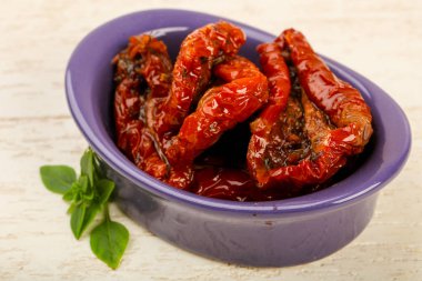 Fesleğen yapraklı kuru domates.