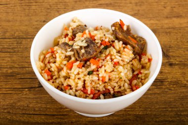 Asya pirinç - et ve havuç ile Plov