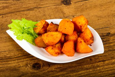 Otlu fırında patates.