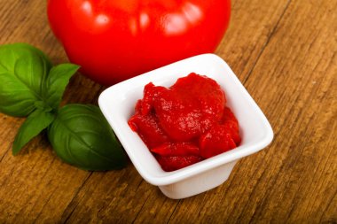 Domates salçası fesleğen yaprakları ile