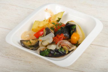 Buğulanmış sebze - patlıcan, domates, biber ve kabak