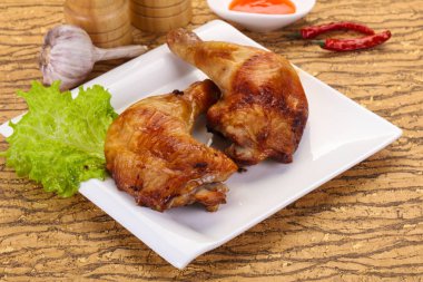 Çıtır çıtır kızarmış tavuk budu.