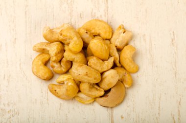 Kaju fıstığı öbek üzerinde ahşap masa