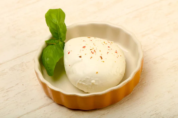 Mozzarella Mit Basilikumblättern — Stockfoto