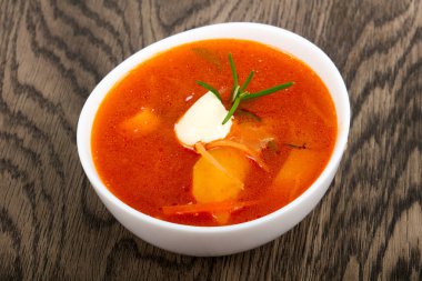 Rus Borcsh çorba beyaz plaka üzerinde 