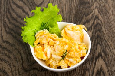 sahanda yumurta beyaz plaka üzerinde 