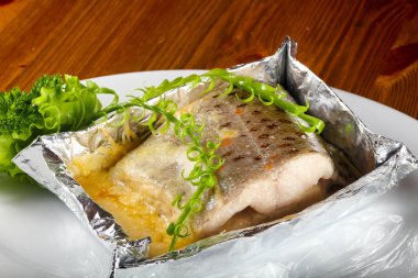 Otlar ile haşlanmış somon