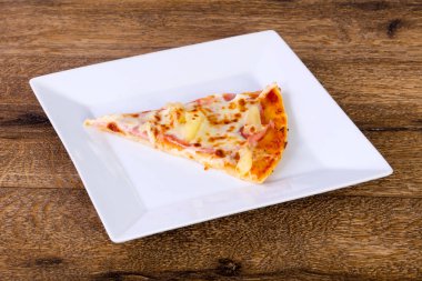 Jambonlu ve peynirli pizza