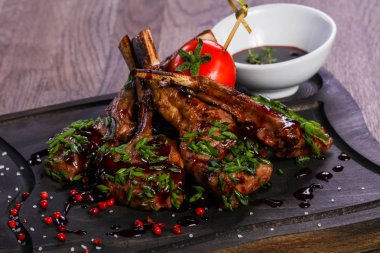 Soslu kuzu kaburga kavrulmuş