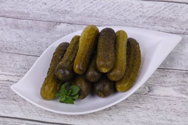 Kâsede fesleğen servis edilen salatalık yığını.