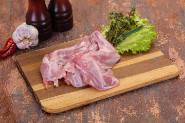 Çiğ tavşan bacağı pişirmeye hazır.