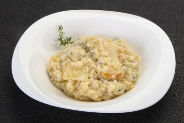 Armut ve gorgonzola peynirli risotto.
