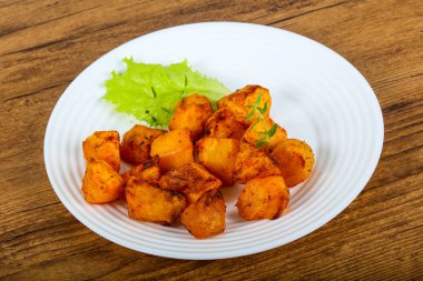 Otlu fırında patates.