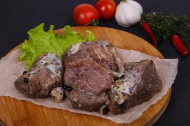 Terbiye edilmiş domuz eti kurulda pişirilmeye hazır.