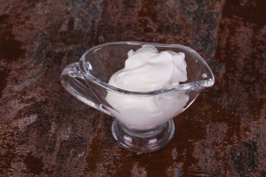 Süt ürünleri - Kaseye ekşi krema
