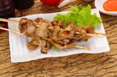 Acı soslu tavuk derisi şiş.