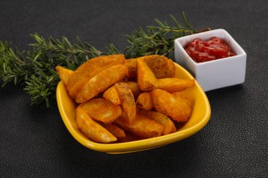 Biberiye ve soslu kızarmış patates dilimleri.