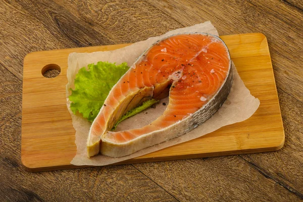 Salmon Mentah Dengan Garam Dan Merica Siap Untuk Dimasak — Stok Foto