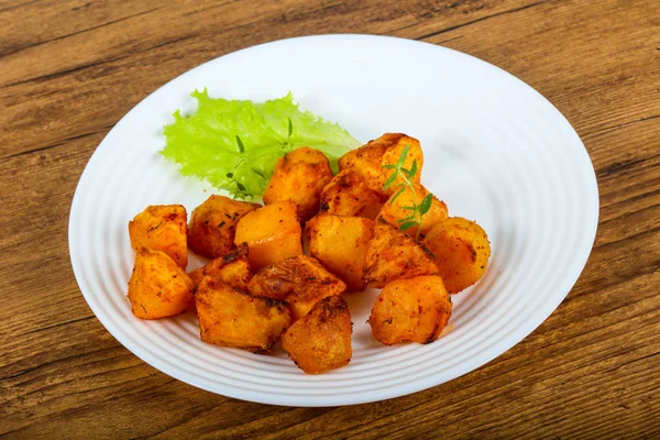 Otlu fırında patates.