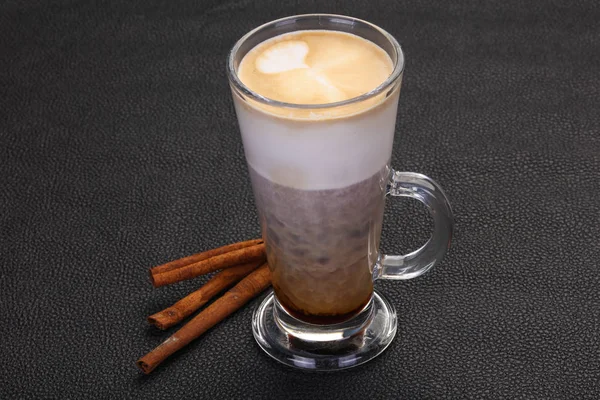 Capuccino Nel Bicchiere Servito Bastoncini Cannella — Foto Stock