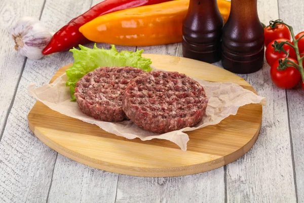 Rohe Burger Schnitzel Bereit Für Den Grill — Stockfoto