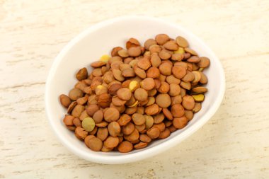 Yemek pişirmek için hazır kapta çiğ mercimek