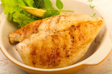 Salata yaprakları ile kavrulmuş tavuk göğsü