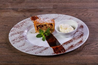 Nane yaprakları Apple strudel dondurma ile servis