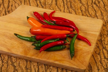 Ahşap arka planda acı biber yığını