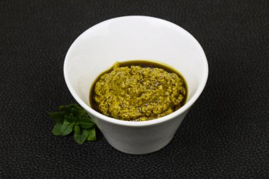 Fesleğen sosu Pesto kabın içinde