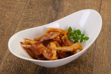 Kasede domuz kulağı var.