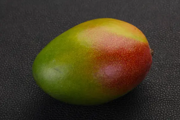 木の背景に甘いおいしいマンゴー — ストック写真