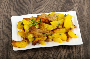 Domuz eti ile kızarmış patates