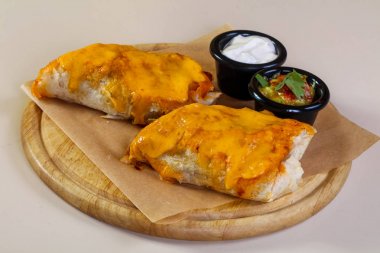 Soslu tavuklu böreği