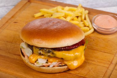 Burger ile sığır eti, peynir ve buzdağı salatası