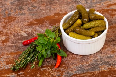 Küçük salatalık turşusu