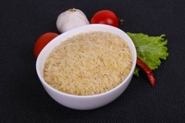 Kabın içinde çiğ çiğ pirinç