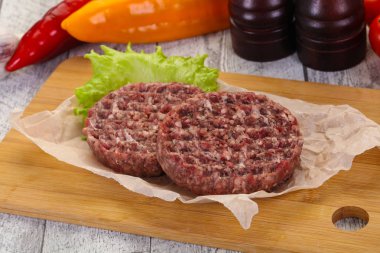 Çiğ burger pirzolası ızgara için hazır.