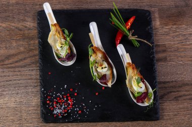 Yılan balığı ve Bıldırcın yumurta ile snack