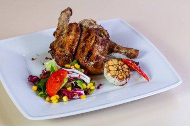 Tavuk budu ve salata karışımı.